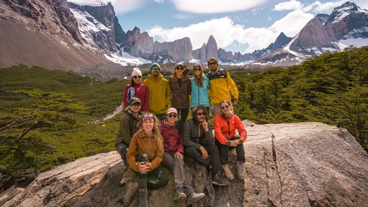 Grupo de Ecotour en un mirador de Patagonia