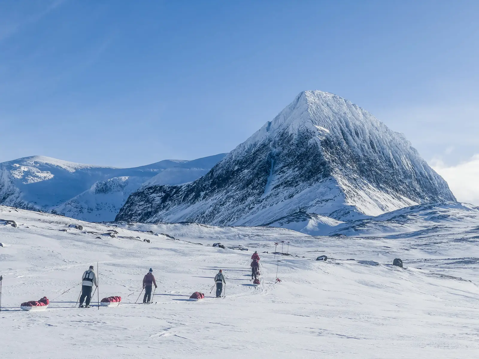 Grupo de Ecotour cruzando un valle nevado en travesía