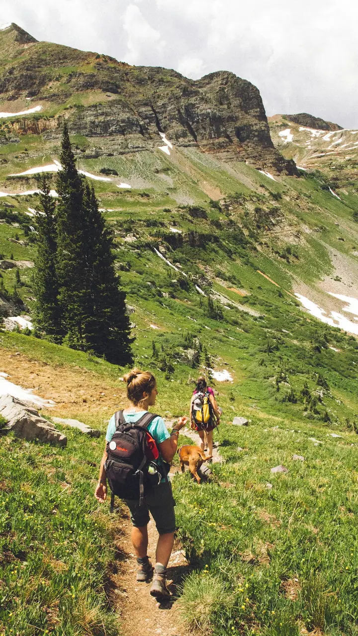 Grupo caminando por un sendero de montana en el Pirineo
