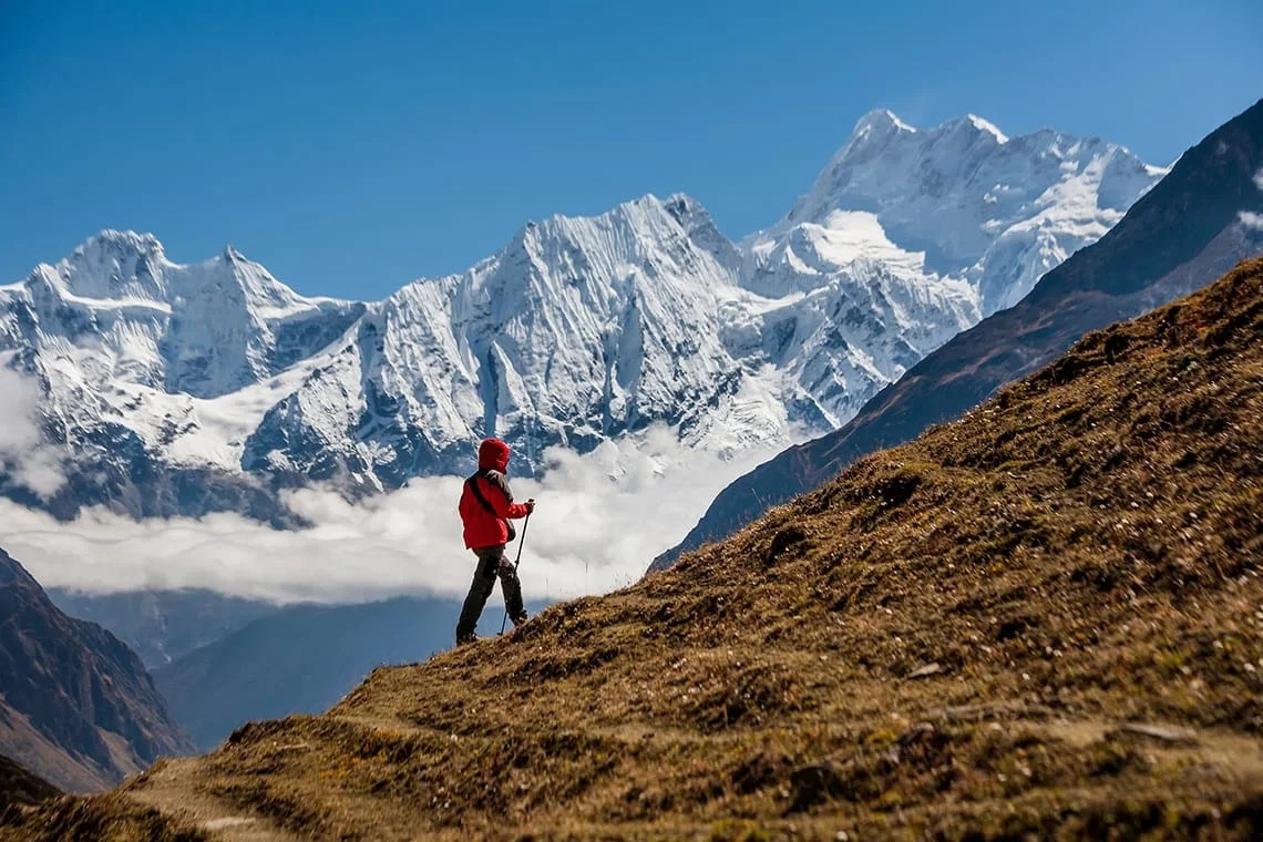 Trekker en el Circuito del Manaslu con el Himalaya al fondo, Nepal