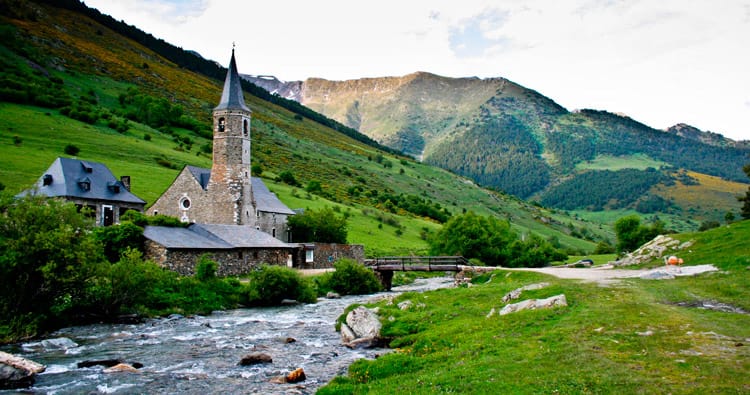 Iglesia románica en el Val d'Aran, Pirineos