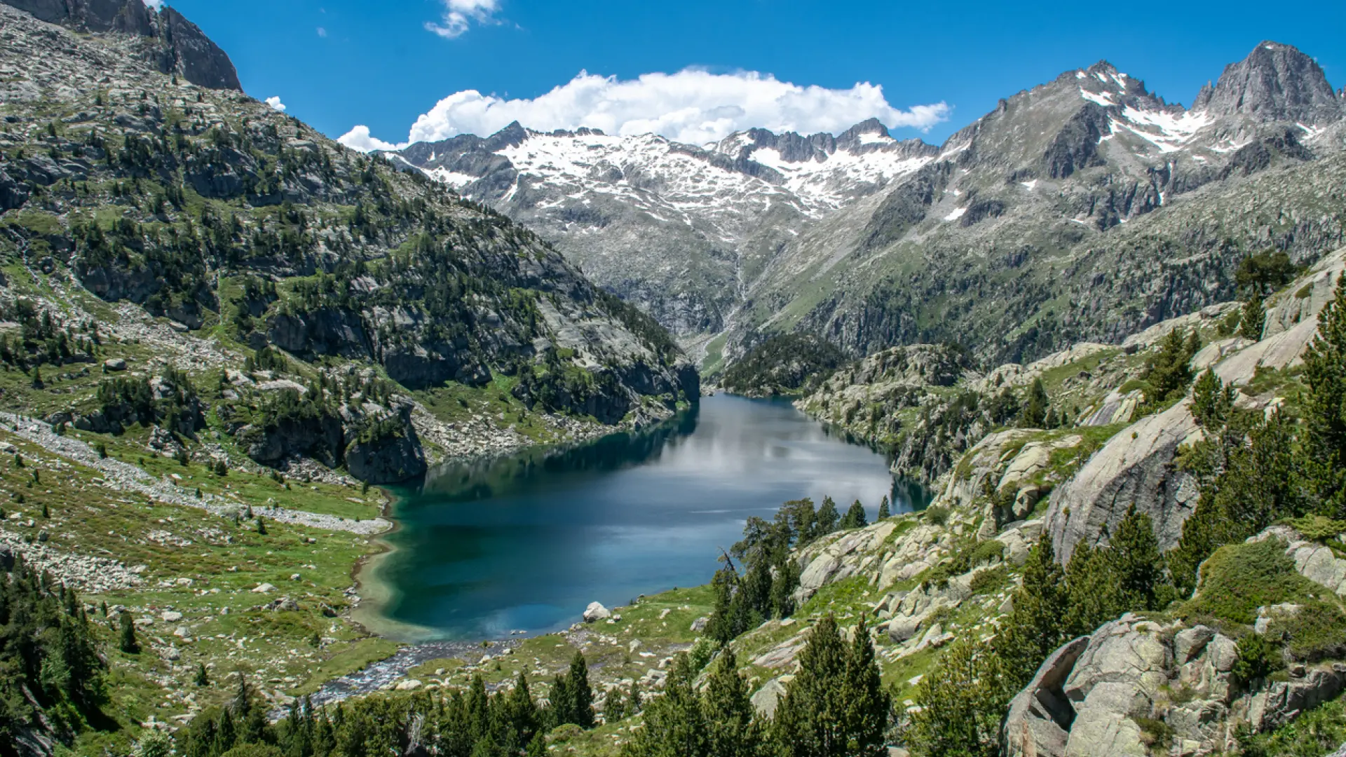 Estany de Sant Maurici y montañas de Aigüestortes durante una ruta guiada