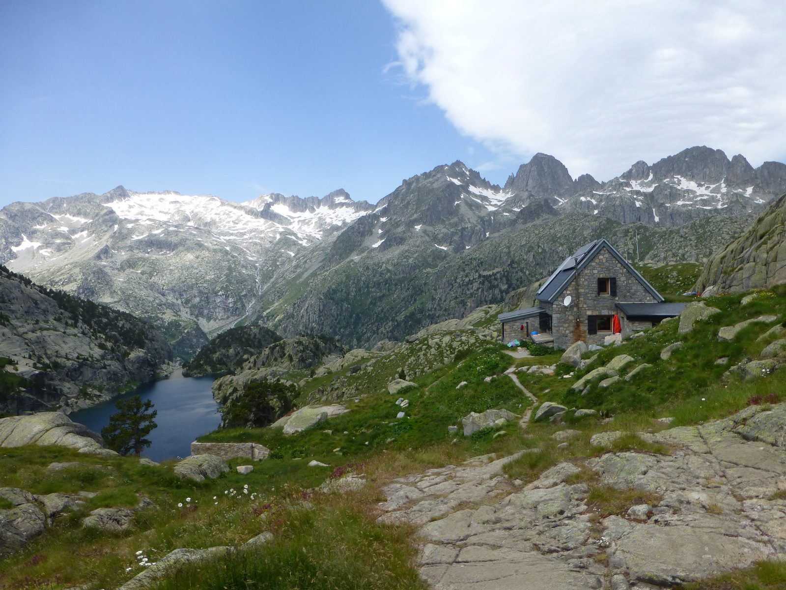El refugio Ventosa i Calvell sobre el Estany Negre, con la cresta de los Besiberris al fondo