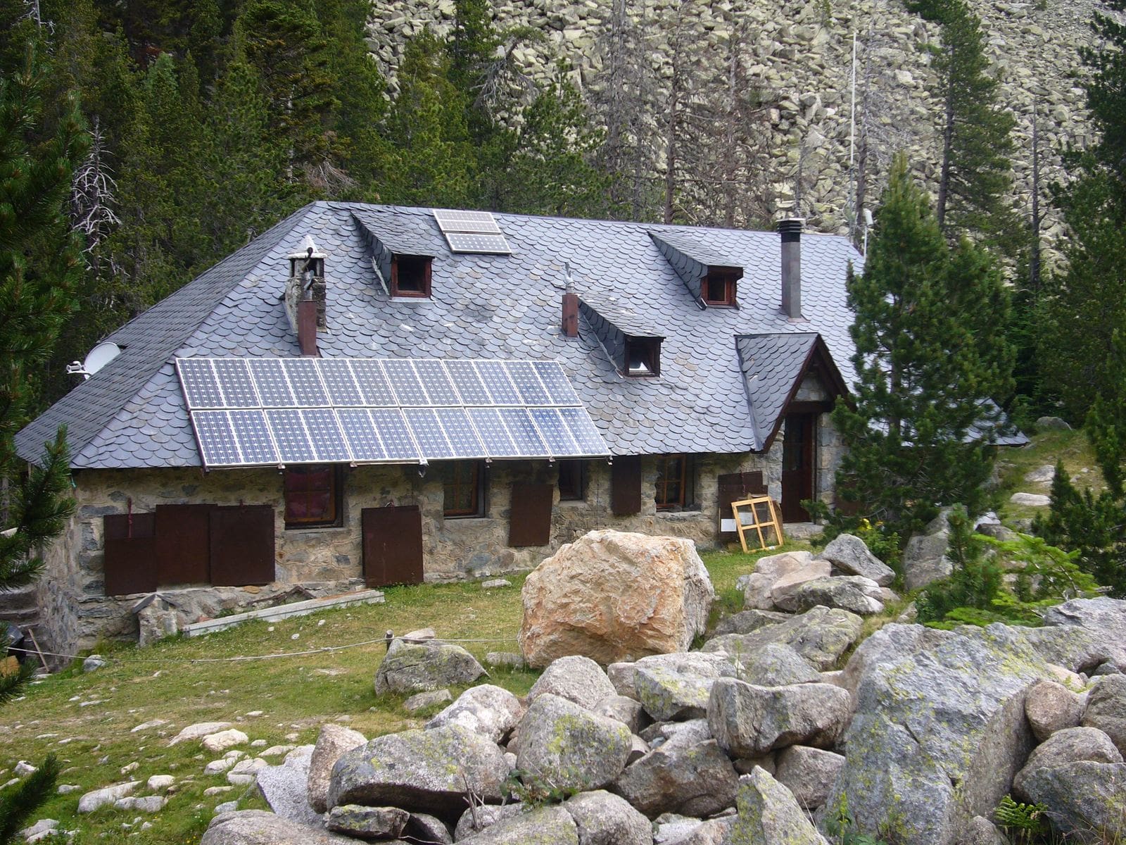 Refugi d'Estany Llong, uno de los nueve refugios de la travesía Carros de Foc, en el Parc Nacional d'Aigüestortes
