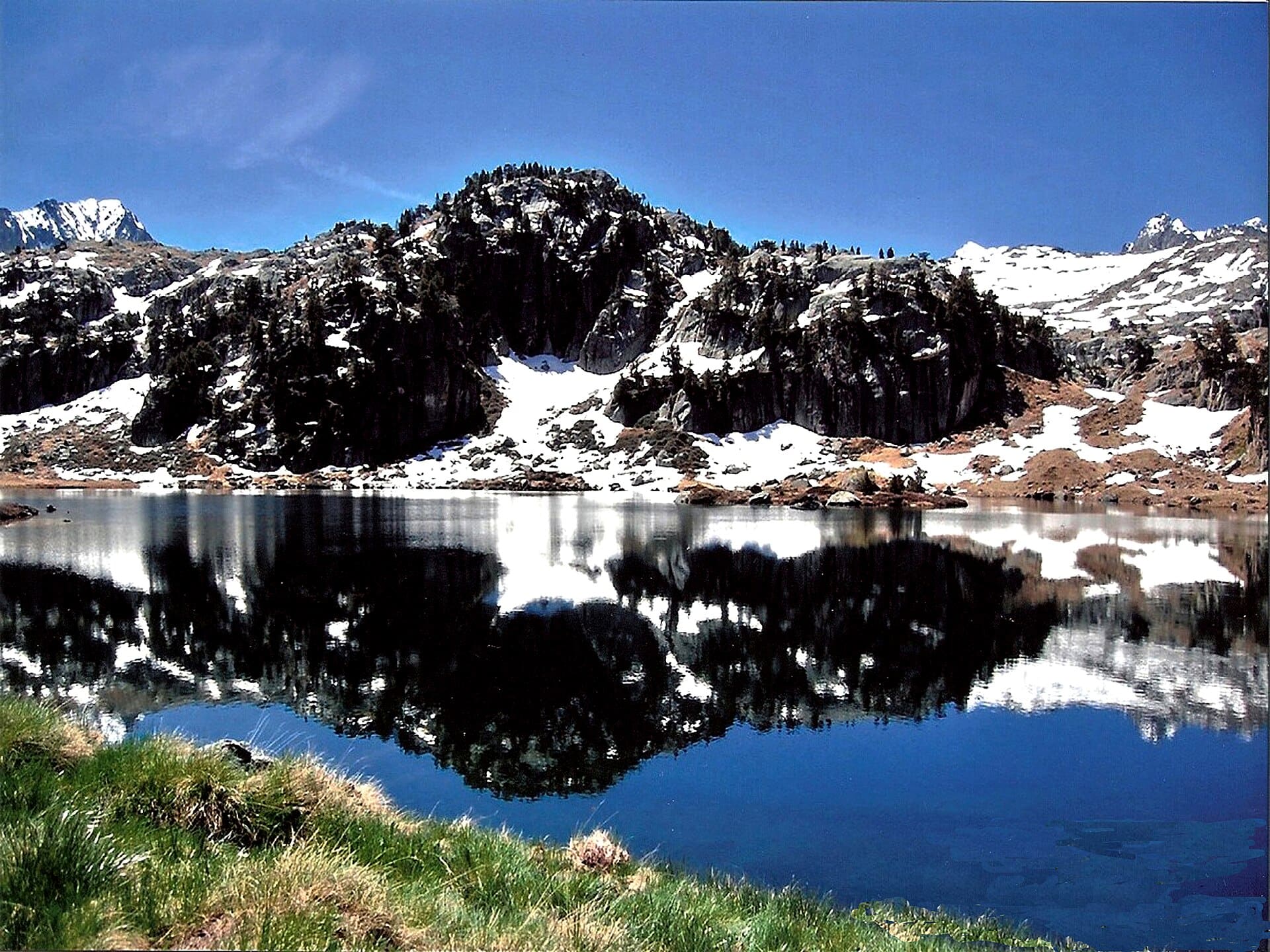 Refugio y presa del Estanh Major de Colomers junto al lago