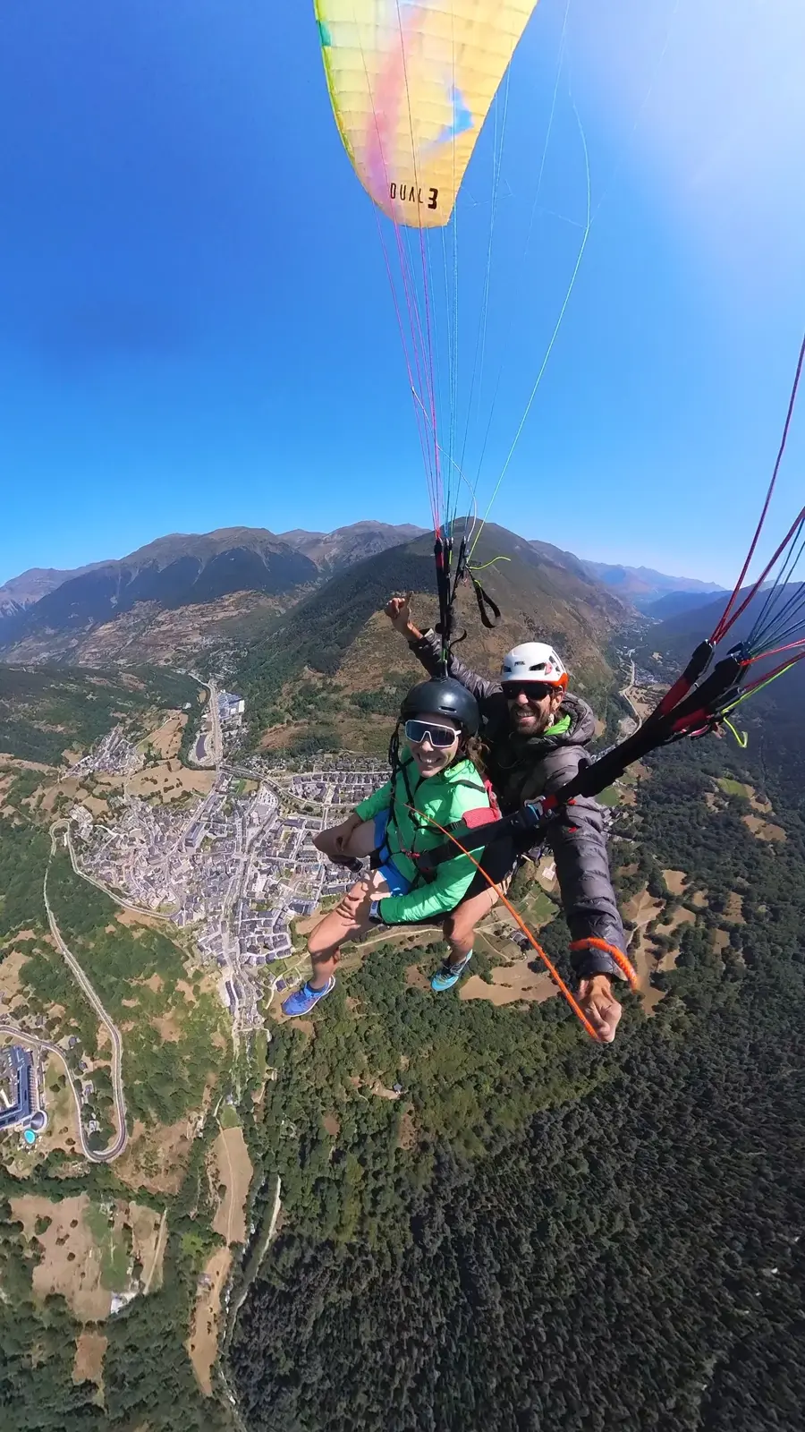 Vuelo biplaza en parapente sobre Vielha durante el Vuelo con Buggie