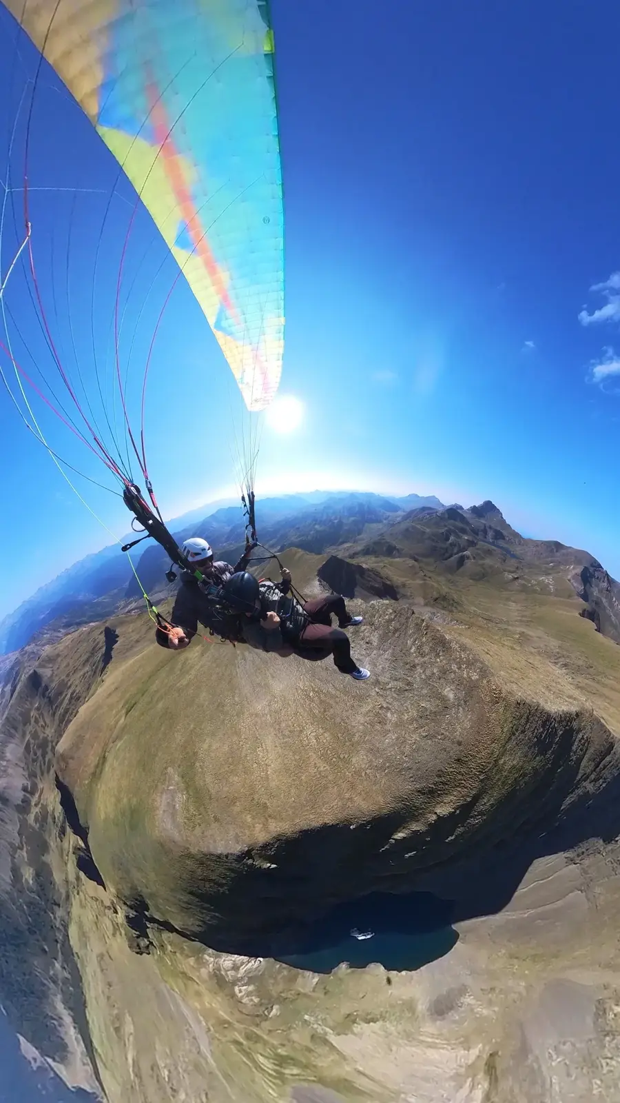 Vuelo biplaza en parapente sobre un circo de alta montaña del Pirineo