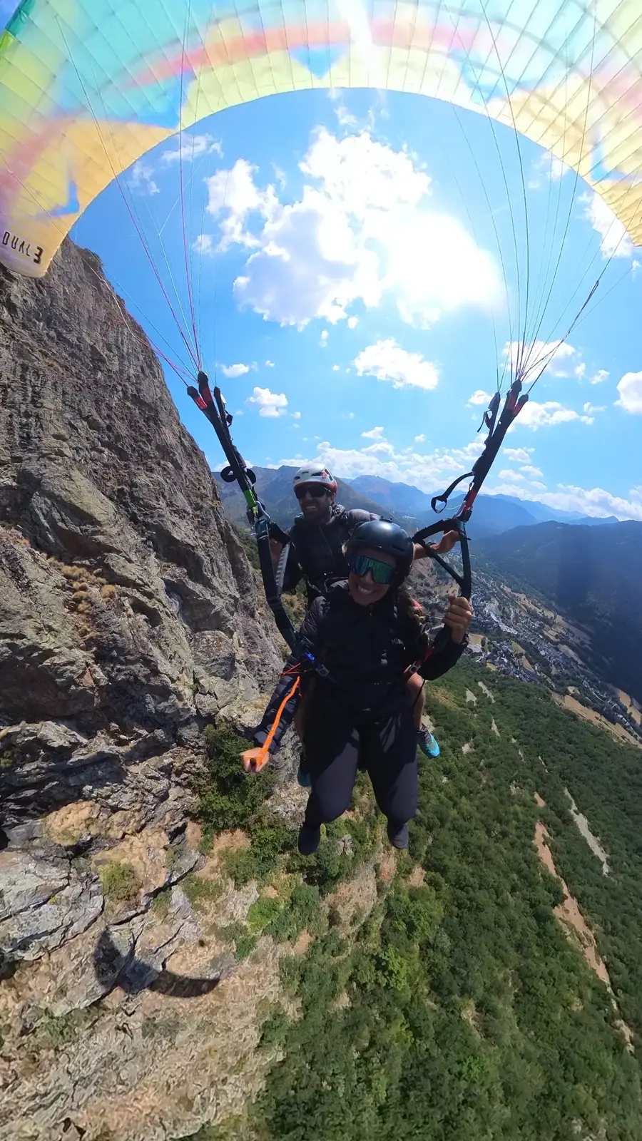 Vuelo biplaza en parapente sobre Vielha durante el Vuelo Valle