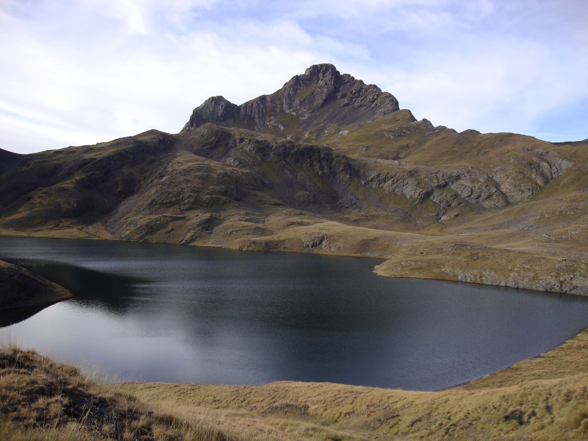 Lago de Montoliu con el Tuc de Mauberme al fondo, en la ruta de ascensión desde Bagergue