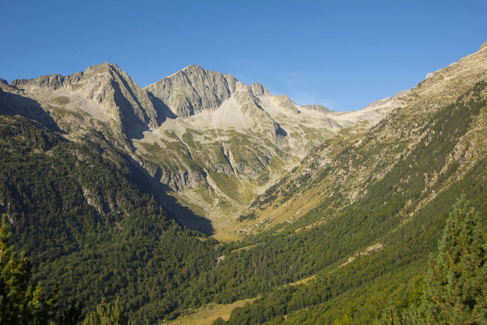 Vall de Molières rodeada de montañas de granito, con lagos de alta montaña, cerca del Tuc de Mulleres