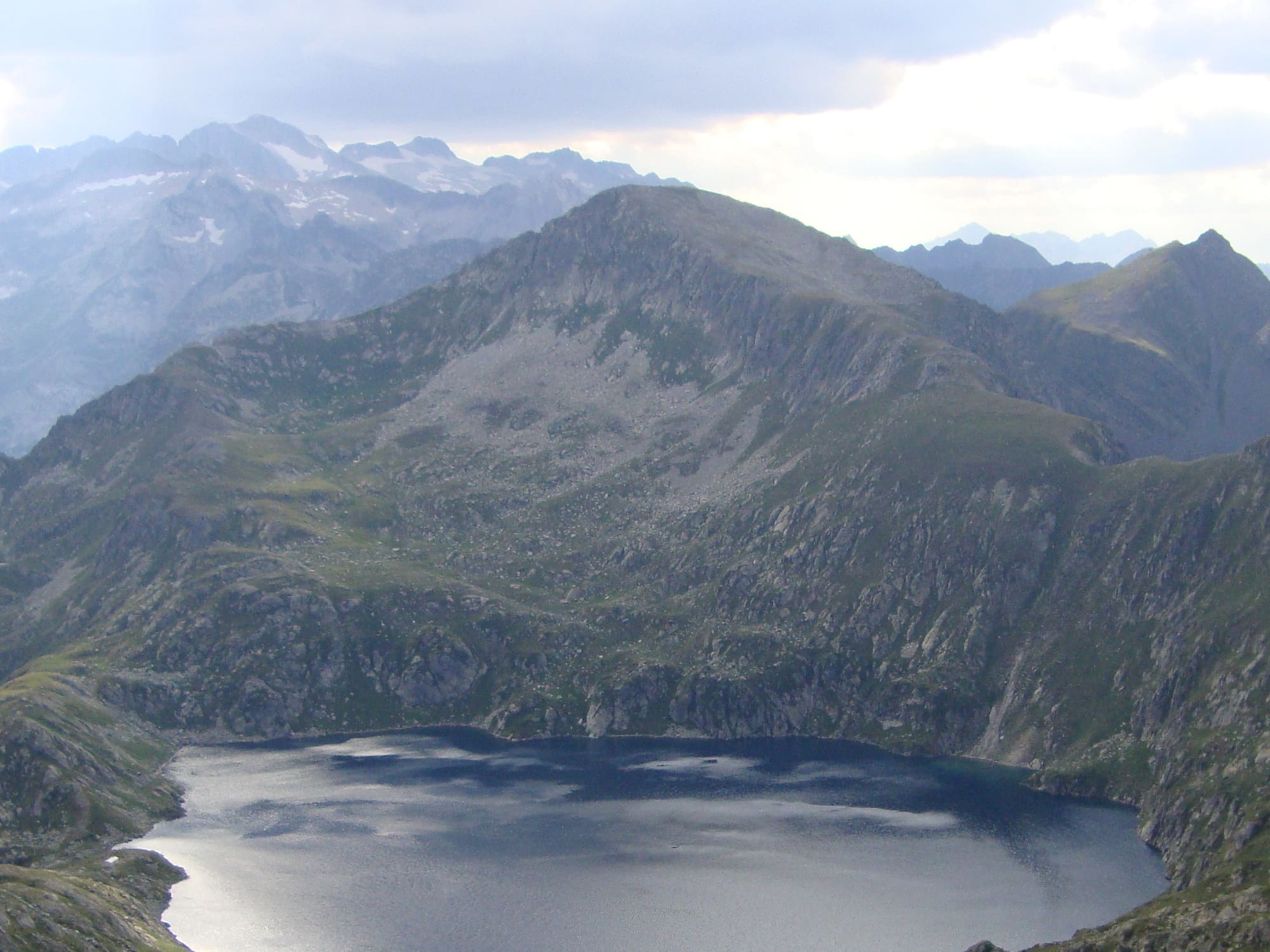 Vista del Tuc deth Port de Vielha y el Estany Redon desde la ruta de ascensión