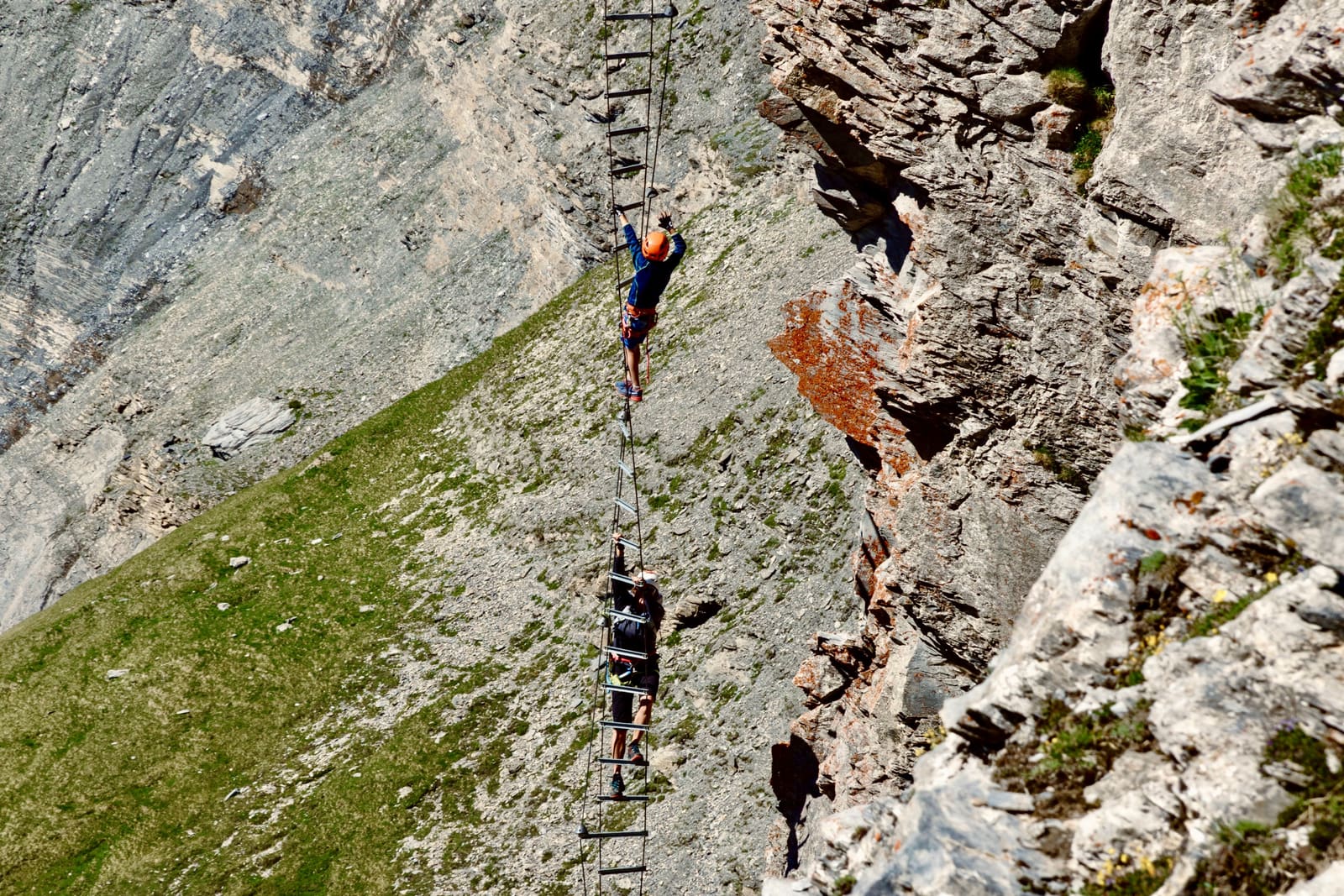 Grupo iniciandose en la via ferrata de Torre de Cledes, junto a la torre de piedra de Les