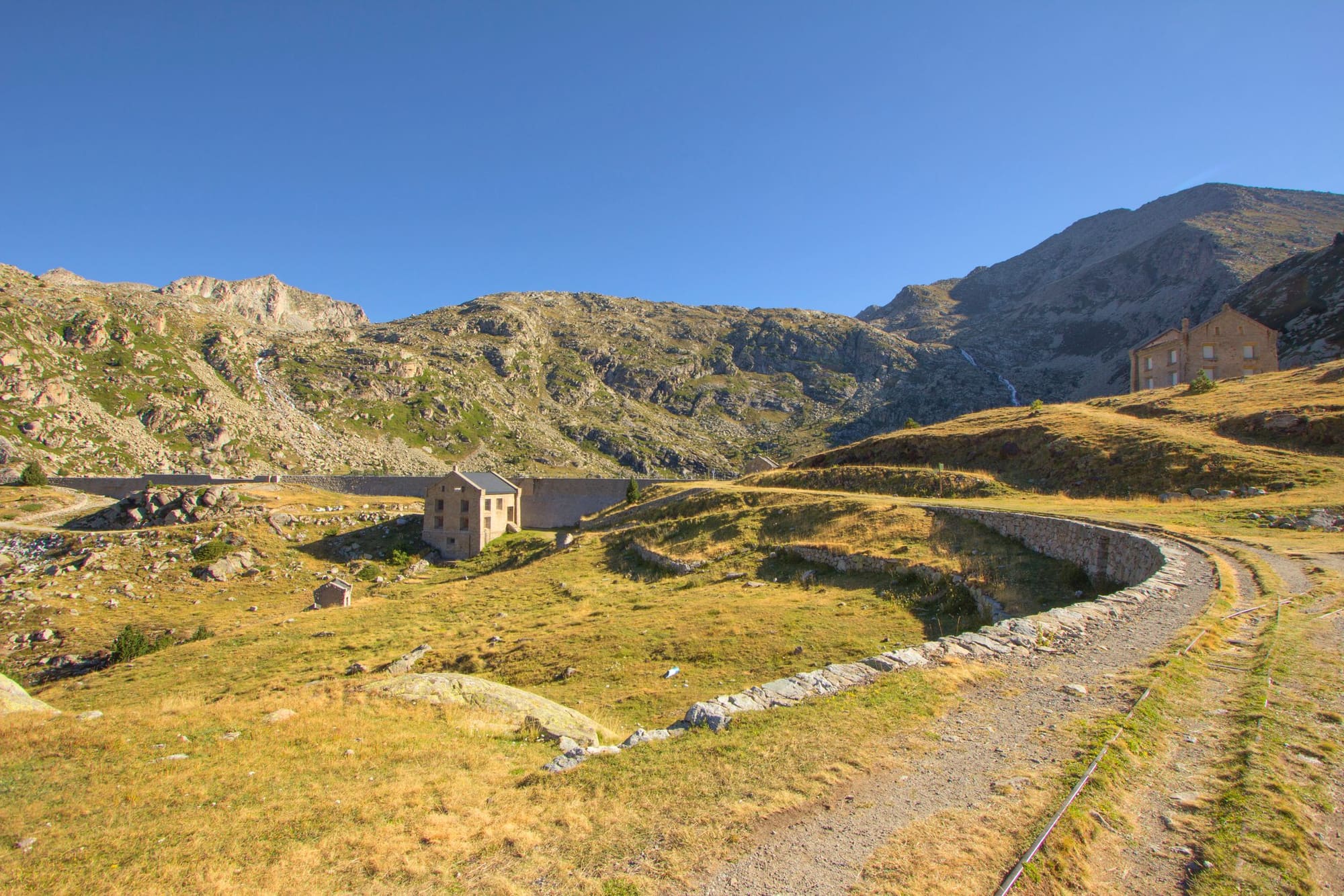 Presa e instalaciones de la central hidroeléctrica de Capdella, junto al Estany Gento