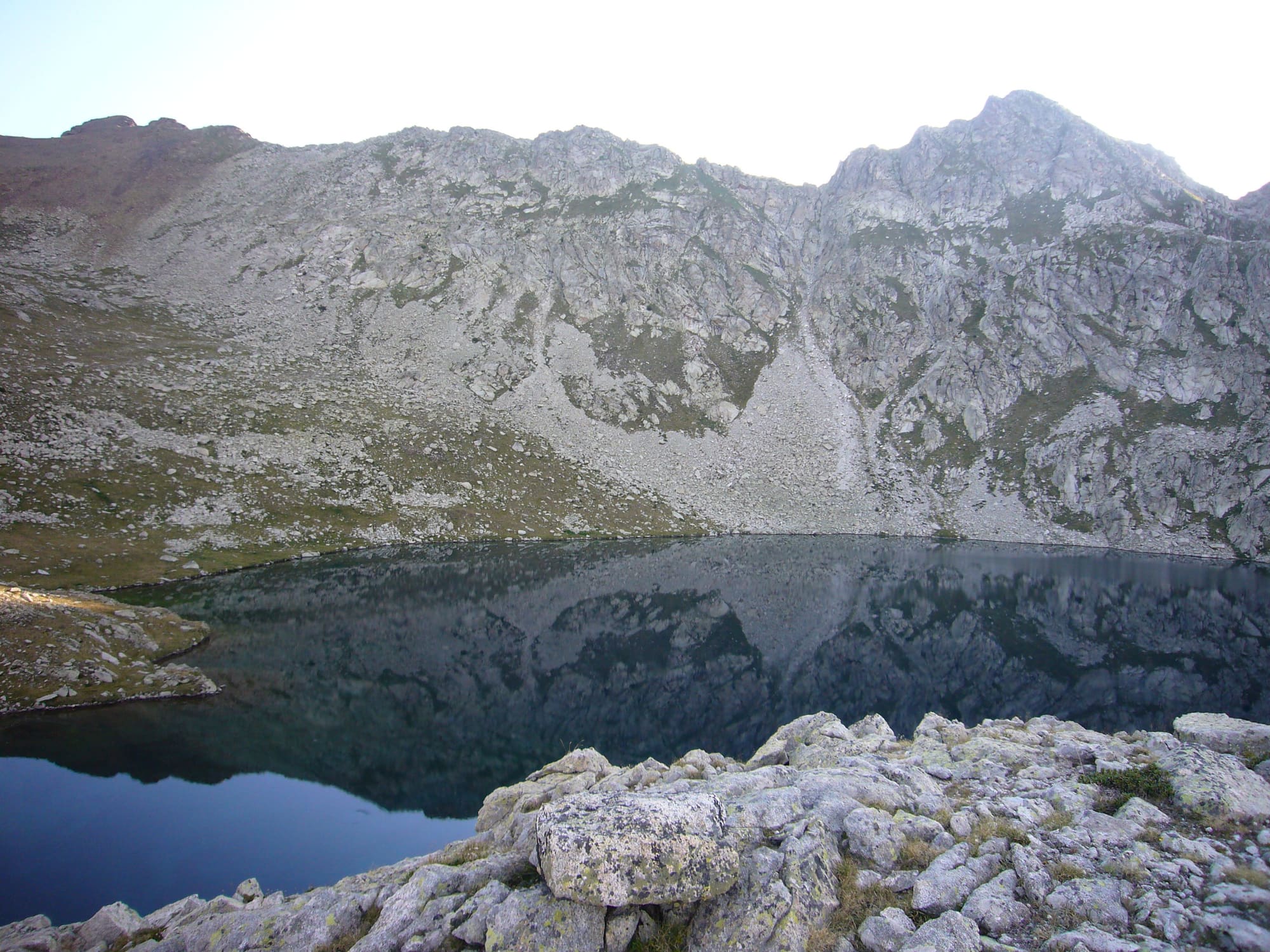 Estany del Pessó d'Amont, con la Colladeta de l'Osso al fondo