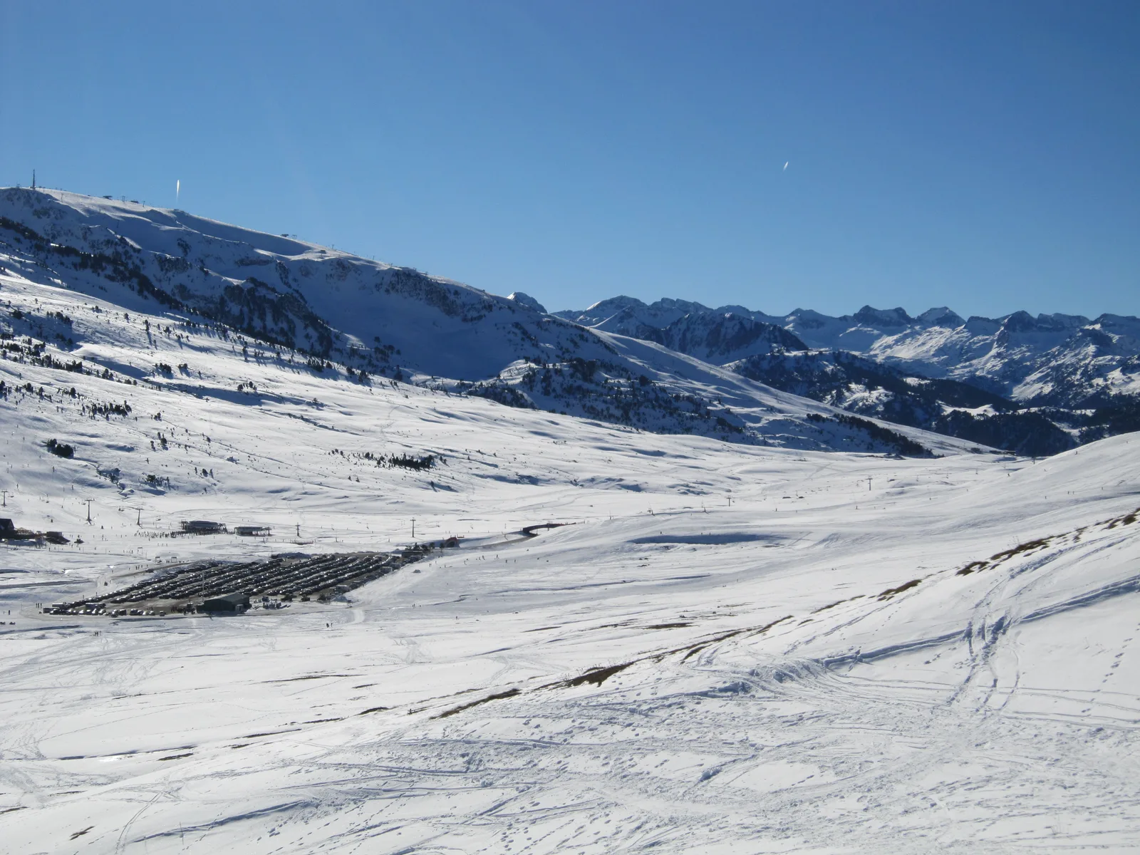El Pla de Beret nevado, con la zona de esquí de fondo y el aparcamiento de la estación