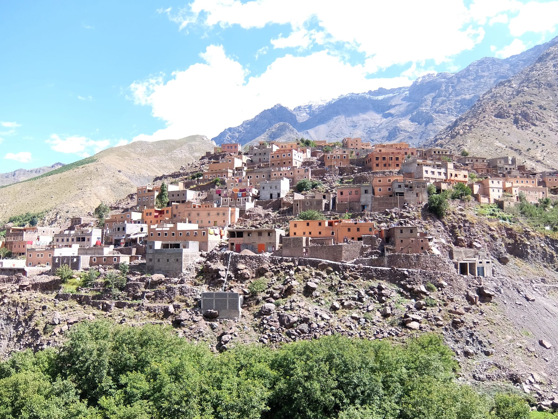 El pueblo bereber de Aroumd, de casas de adobe escalonadas sobre la ladera, en el valle de Imlil