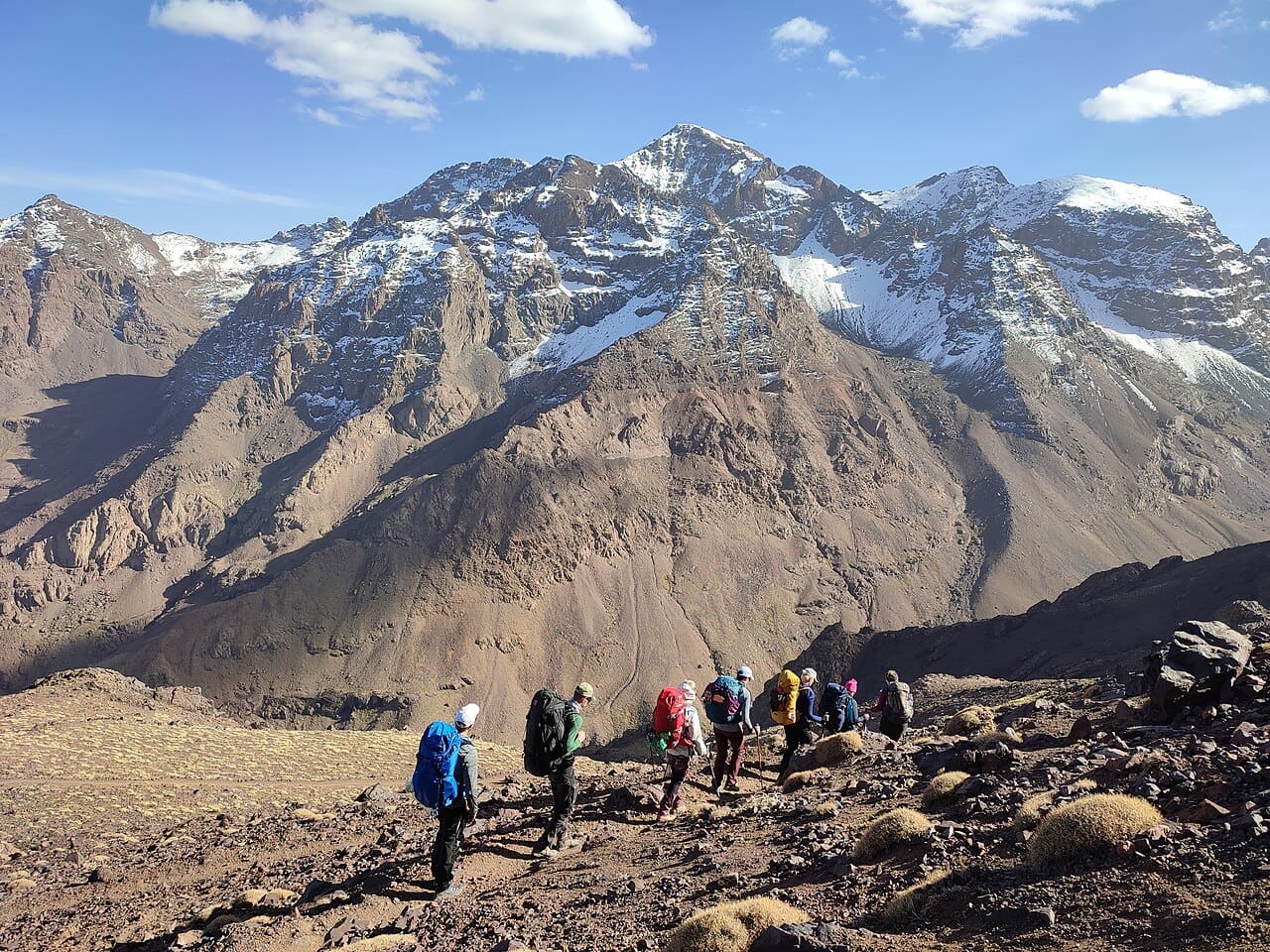 Grupo en alta montaña en el Alto Atlas