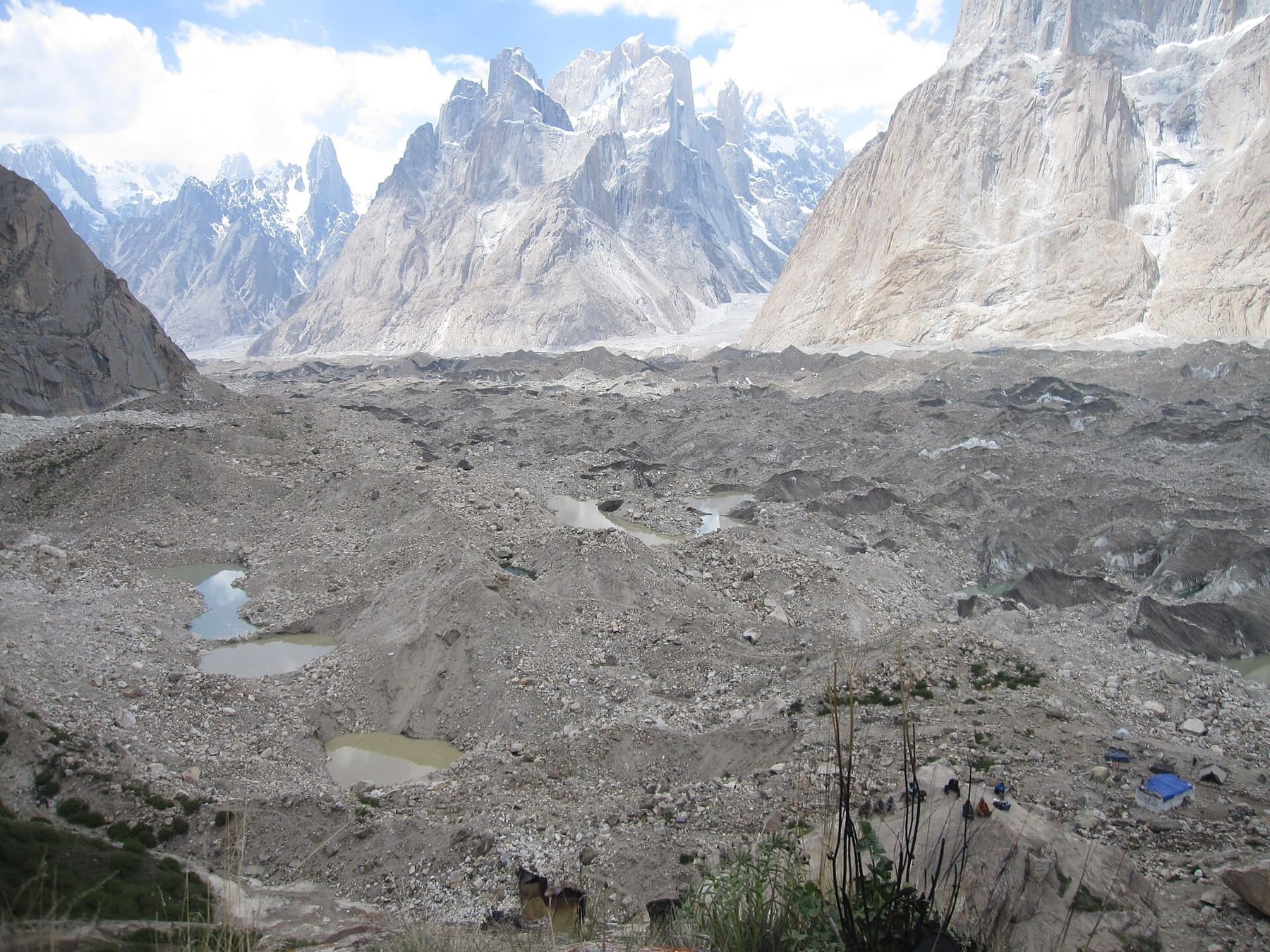 Las Torres de Trango sobre el glaciar Baltoro, en la ruta de aproximación al K2, Karakoram