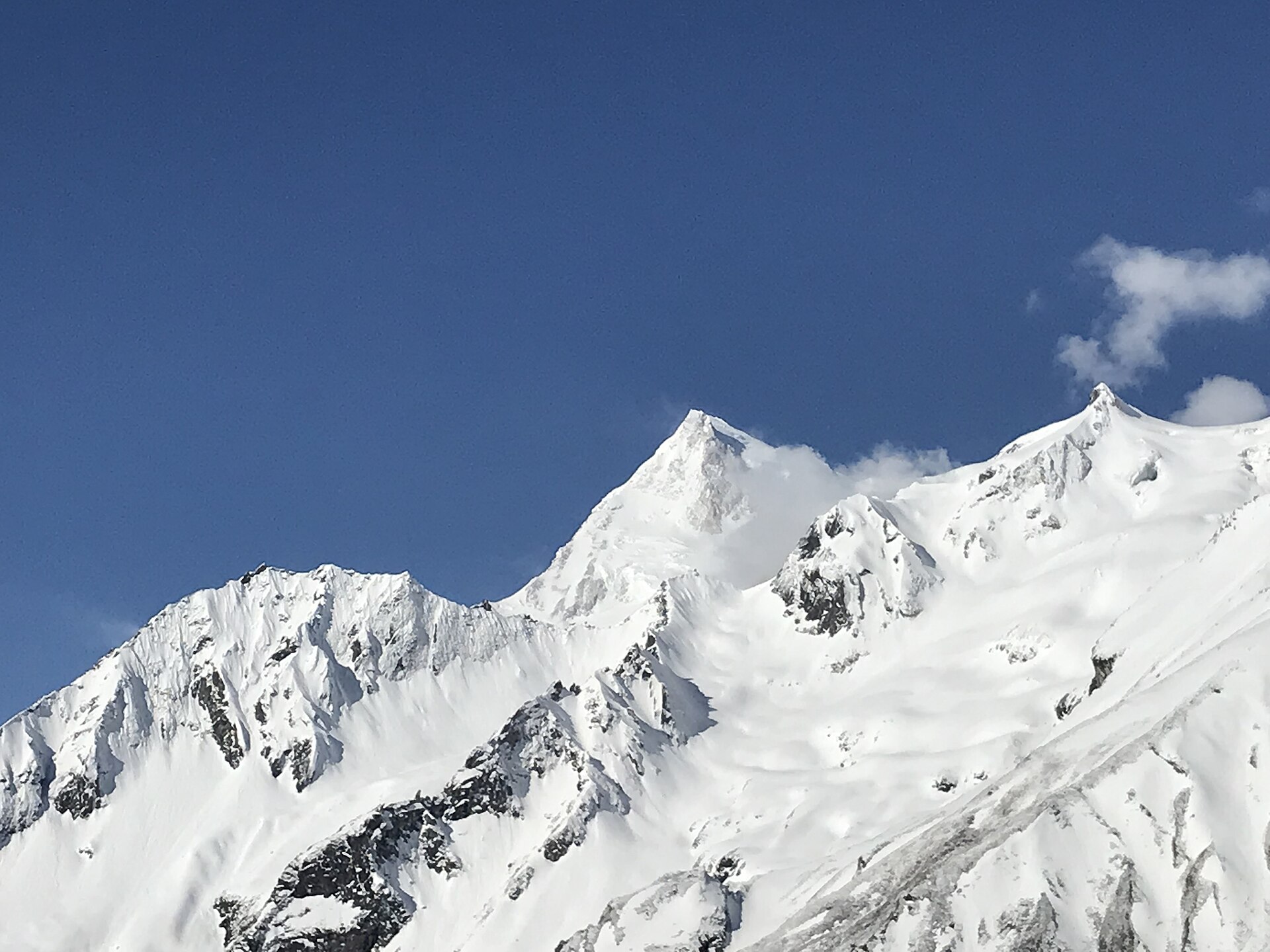 El Manaslu (8.163 m) nevado bajo un cielo azul intenso del Himalaya de Nepal