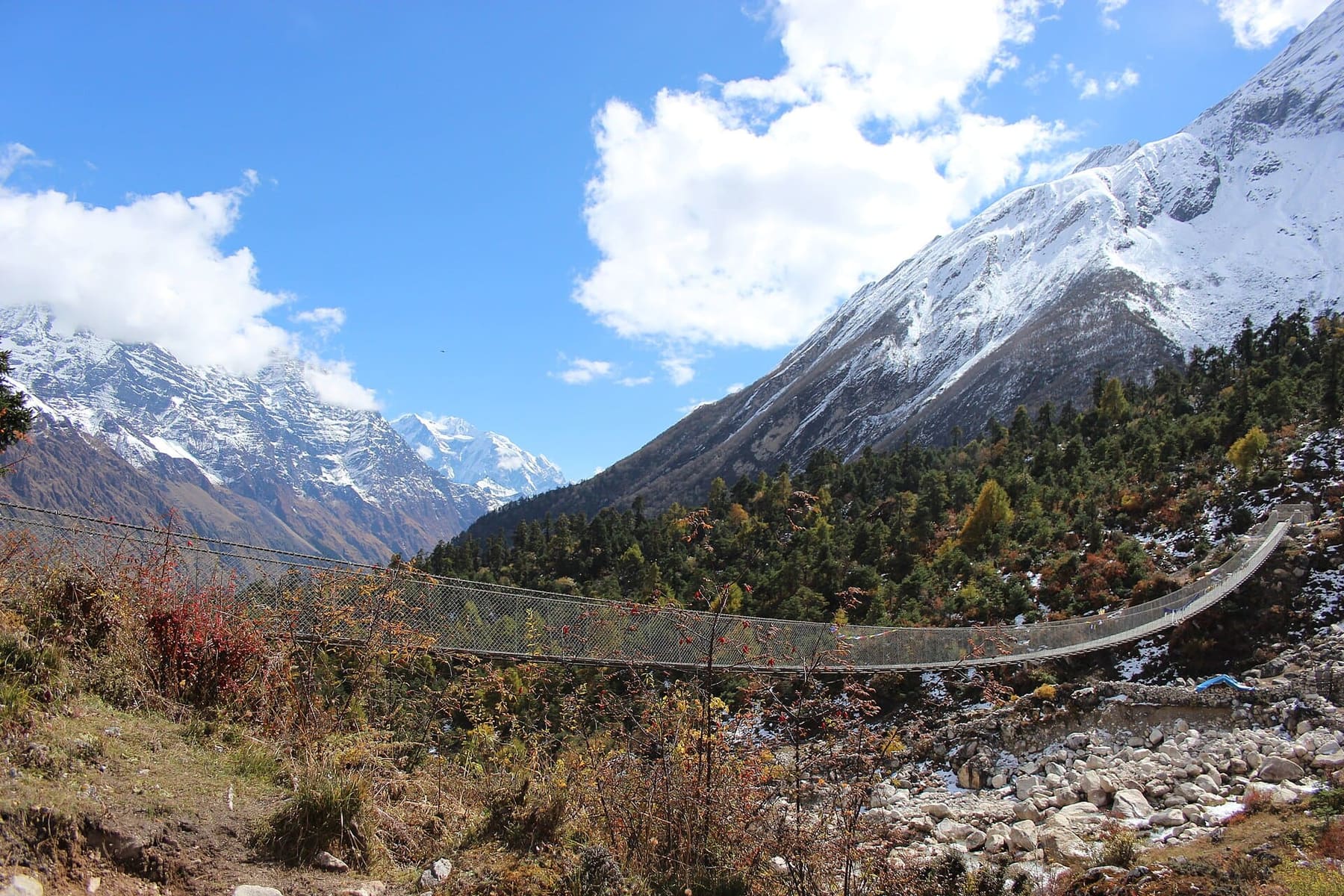 Puente en trekking del Manaslu