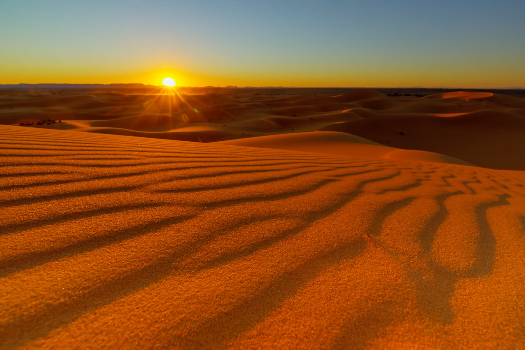 Dunas de Erg Chebbi al atardecer, cerca de Merzouga, desierto del Sahara marroquí
