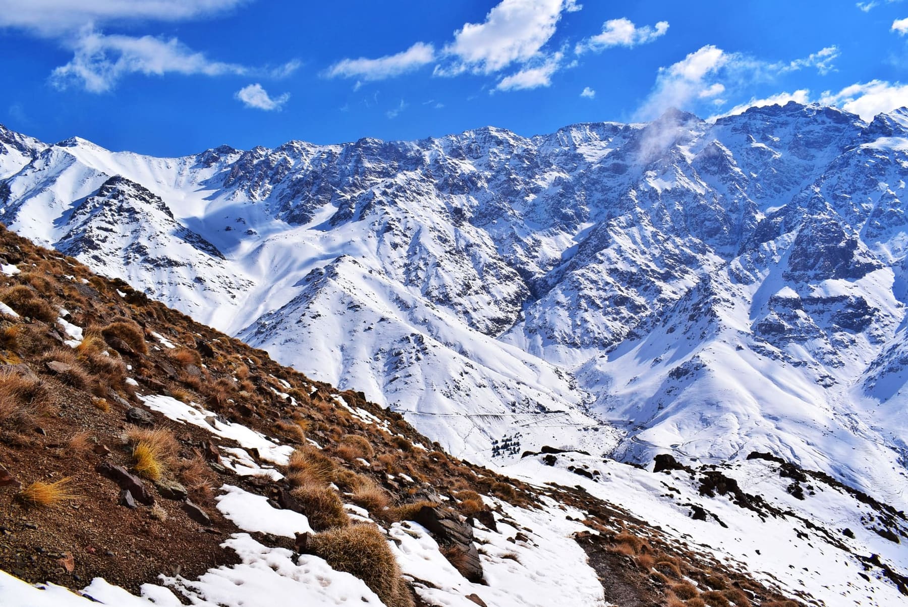 El macizo del Toubkal nevado en el Alto Atlas de Marruecos