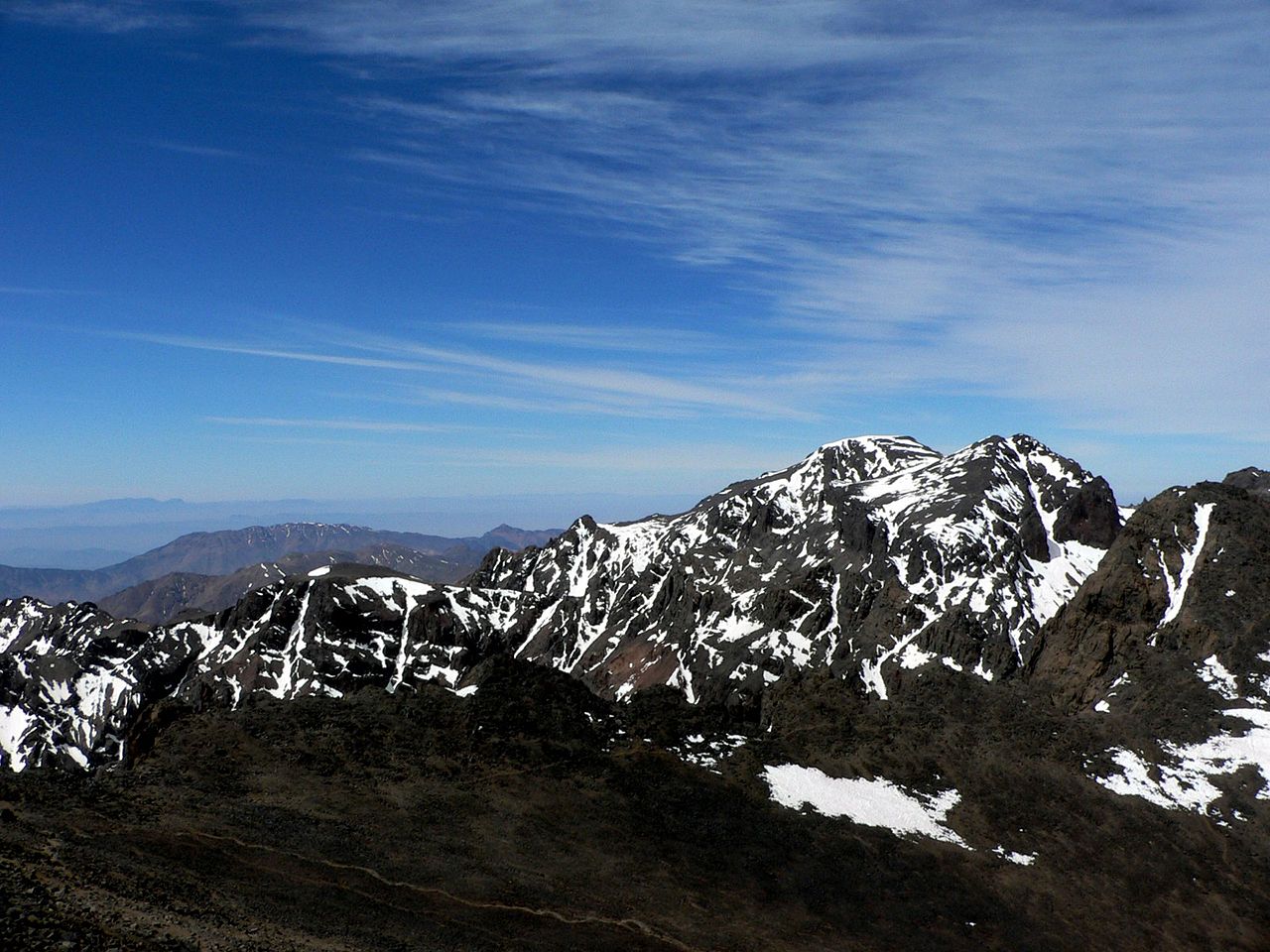 Cresta del macizo del Toubkal sobre los valles